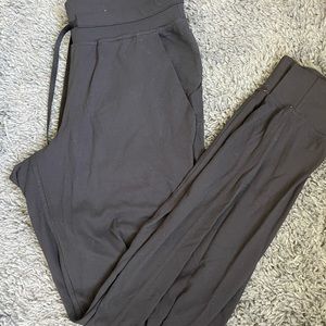 Lululemon black wonder under joggers
